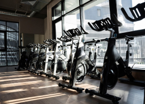 Велотренажеры в спортивном зале